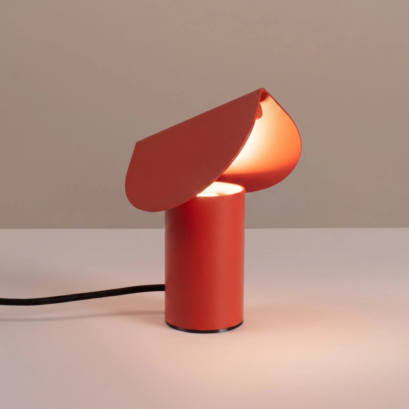 Stalinis šviestuvas 6,3W – cilindrinis, raudonas, šiltos LED šviesos