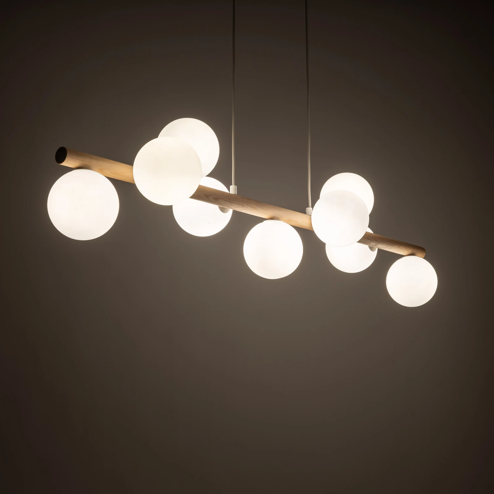 Pakabinamas šviestuvas 9xG9 su baltais gaubtais ir medžio akcentu