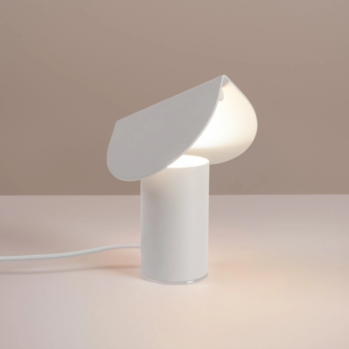 Stalinis LED šviestuvas 6,3W – lenktas gaubtas, baltas, CRI93