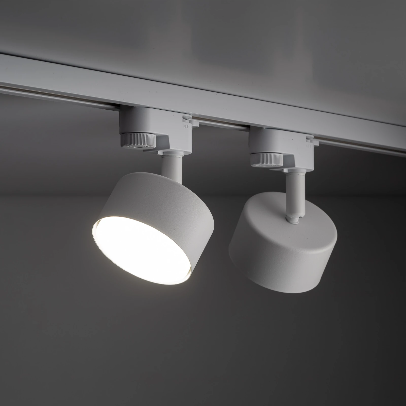 GX53 track spotlight – round, white, adjustable angle
