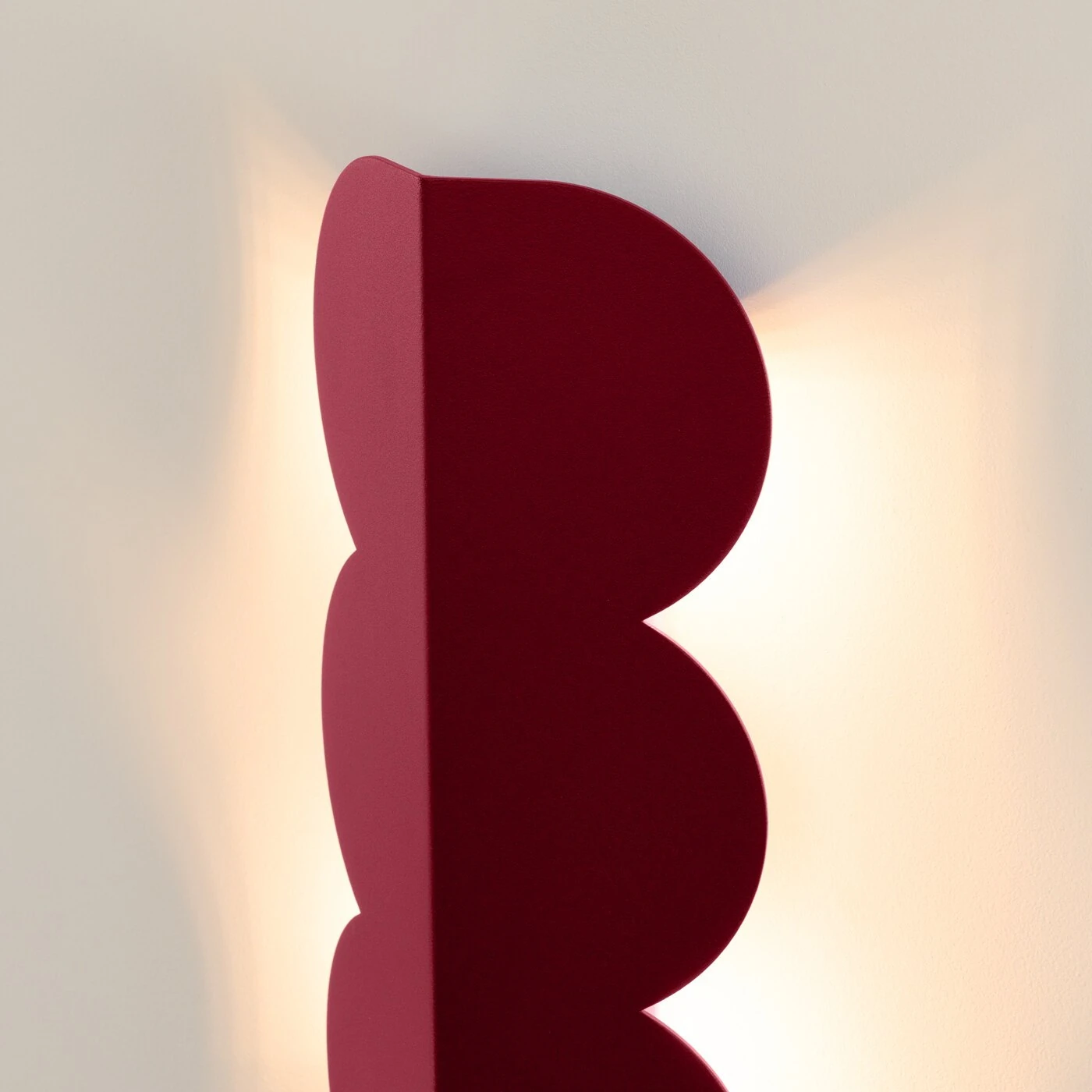 Sieninis šviestuvas 2x8W – banguotas aliuminis, bordo, netiesioginė šviesa