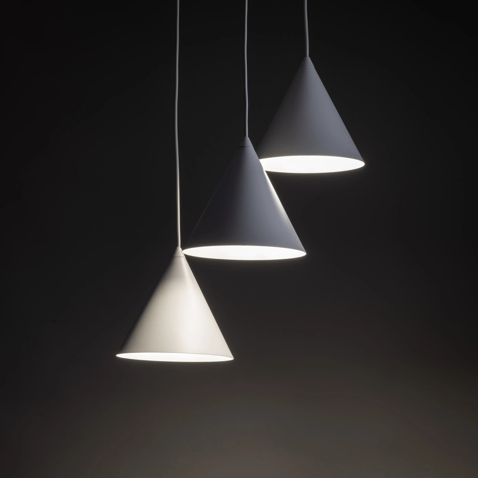 CONO 3 pendant light – round canopy, white, E27