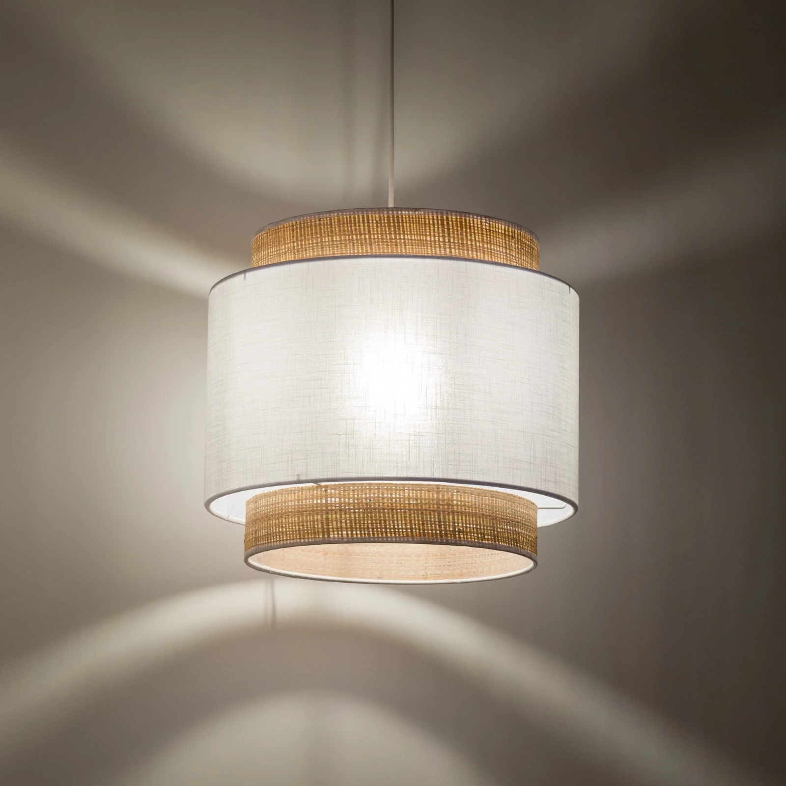 E27 pendant lamp – round, white, raffia accent