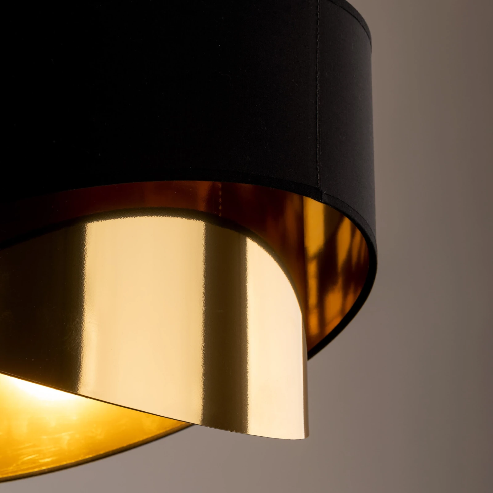 E27 pendant light – round, black, gold inner shade