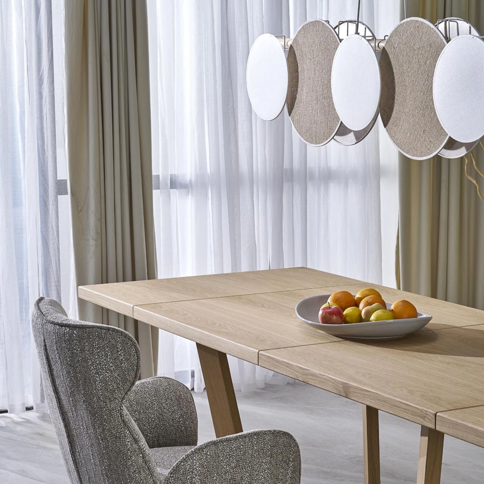 Pendant 15 W fixture – 5 linen and jute shades, wood beam