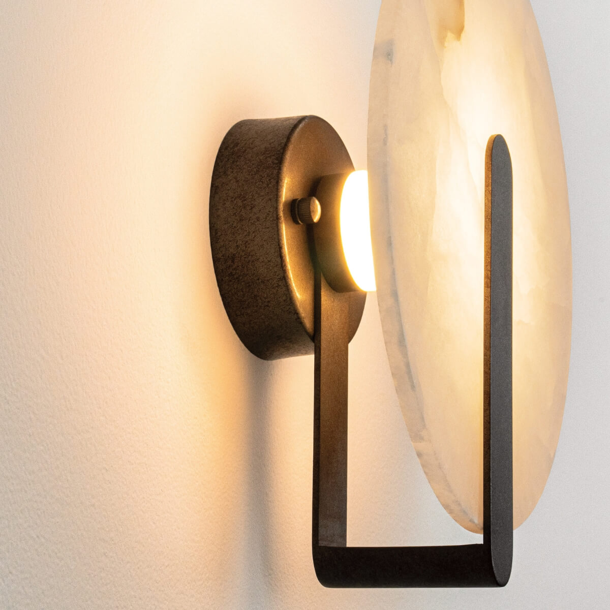 LED sieninis šviestuvas Ø25 cm – apvalus, alebastras