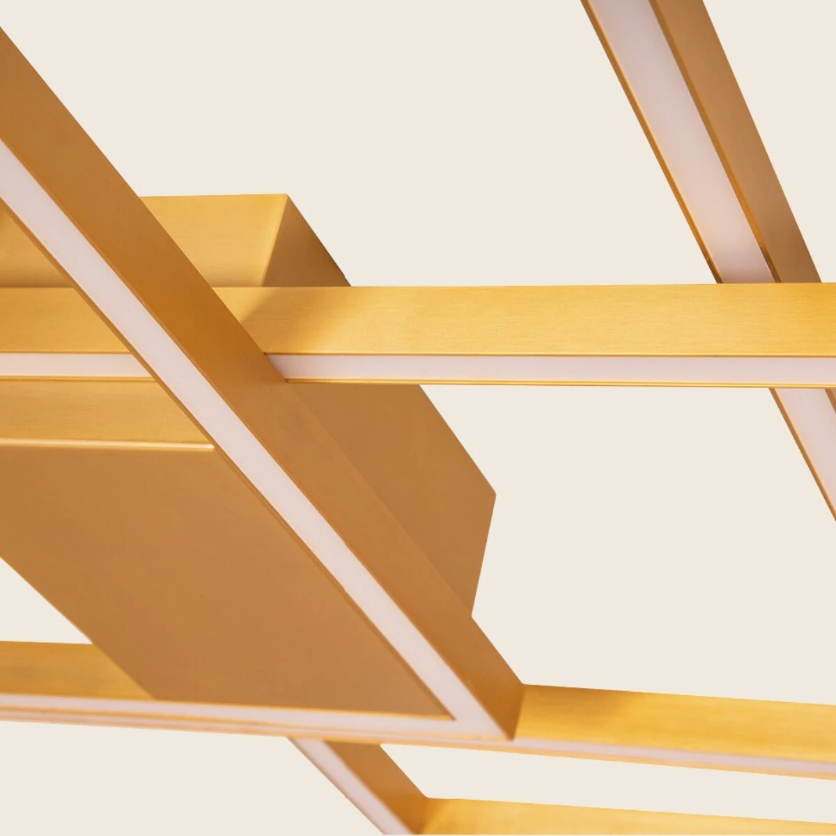 Aukso matinės spalvos LED lubinis šviestuvas – geometrinio dizaino
