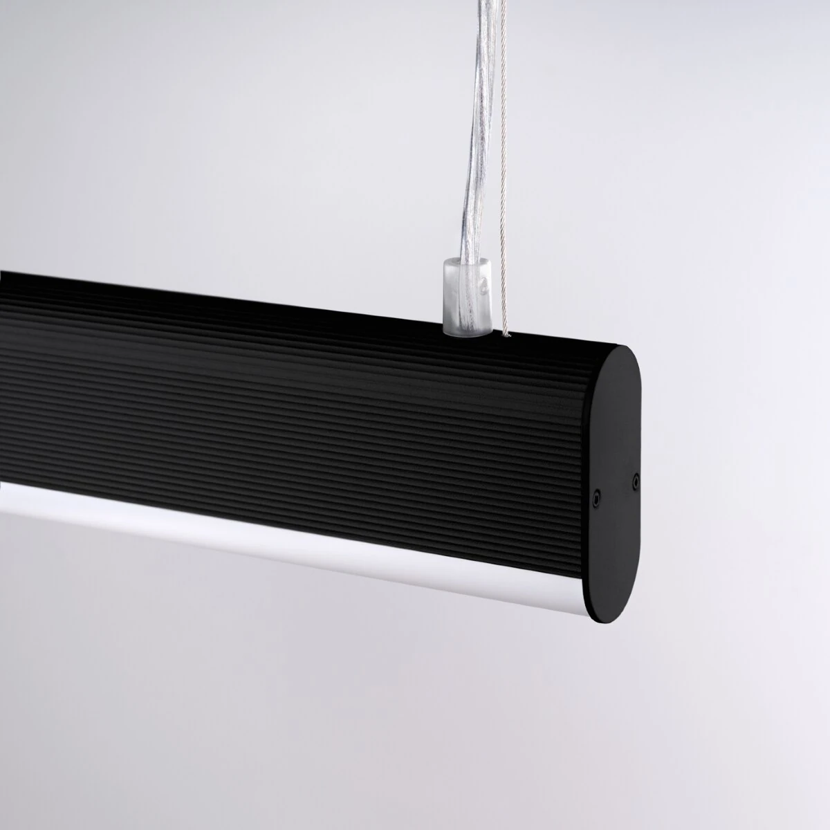 Pakabinamas šviestuvas 120 cm/38W – linijinis, juodas, su pulteliu