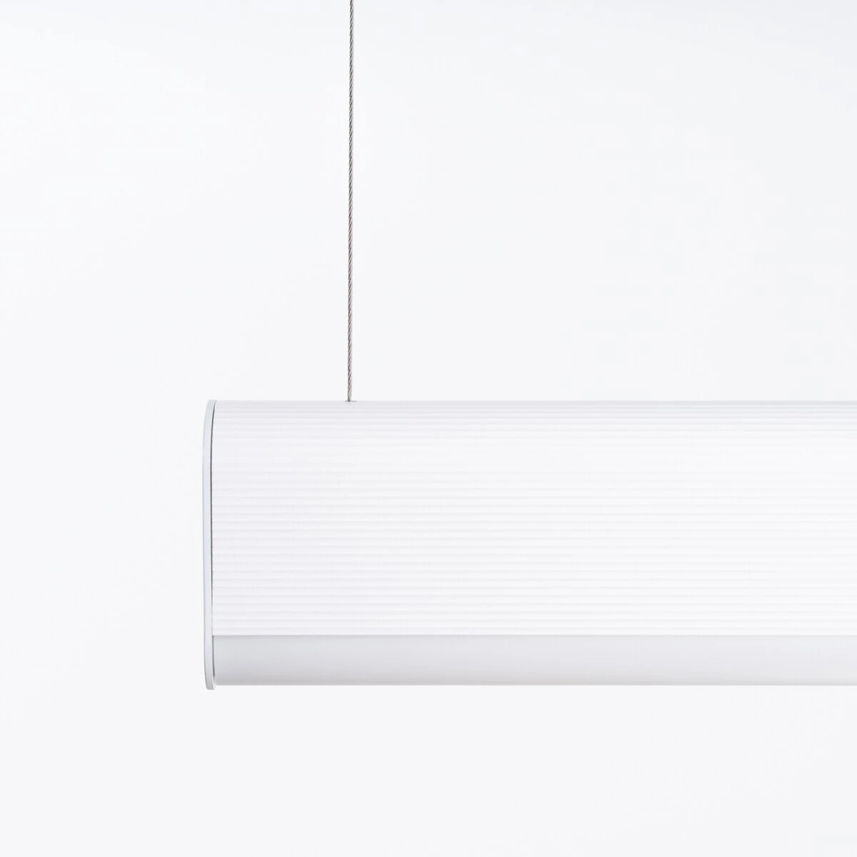 Pakabinamas LED šviestuvas 120 cm – linijinis, baltas, su nuotoliniu valdymu