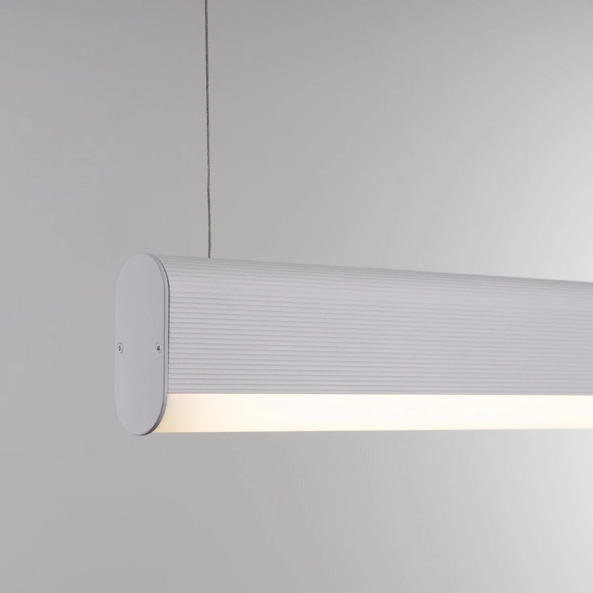 Pakabinamas LED šviestuvas 120 cm – linijinis, baltas, su nuotoliniu valdymu