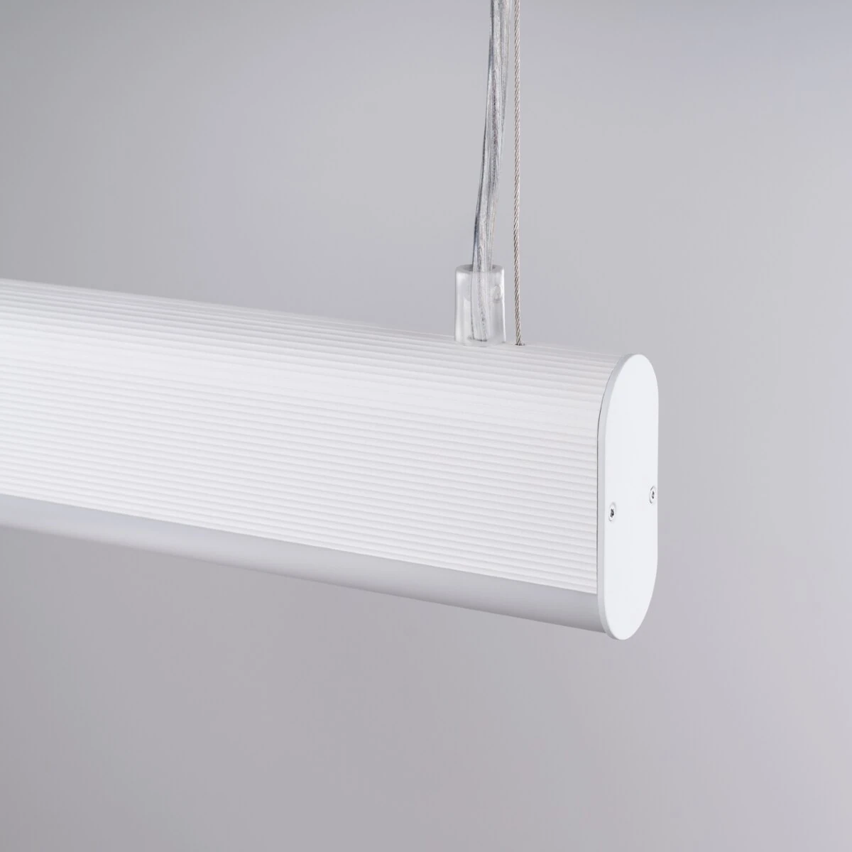 Pakabinamas LED šviestuvas 120 cm – linijinis, baltas, su nuotoliniu valdymu