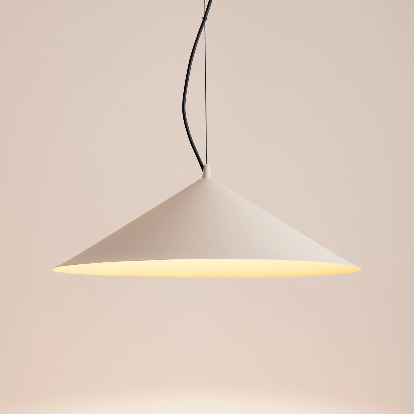 Pakabinamas šviestuvas 50 cm – kūginis, smėlio spalvos, šiltas LED