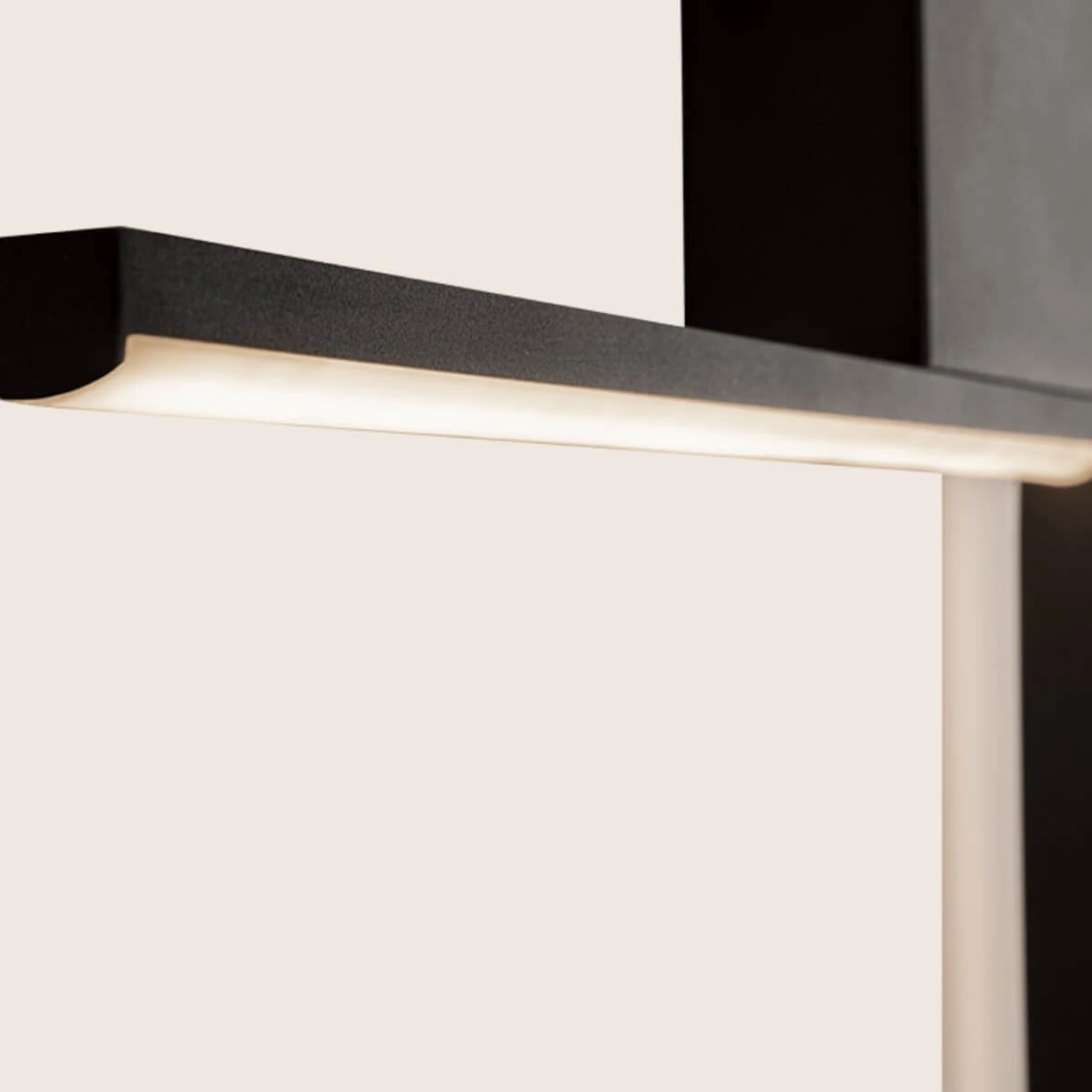 Minimalistinis LED sieninis šviestuvas su lentyna, smėlio juoda