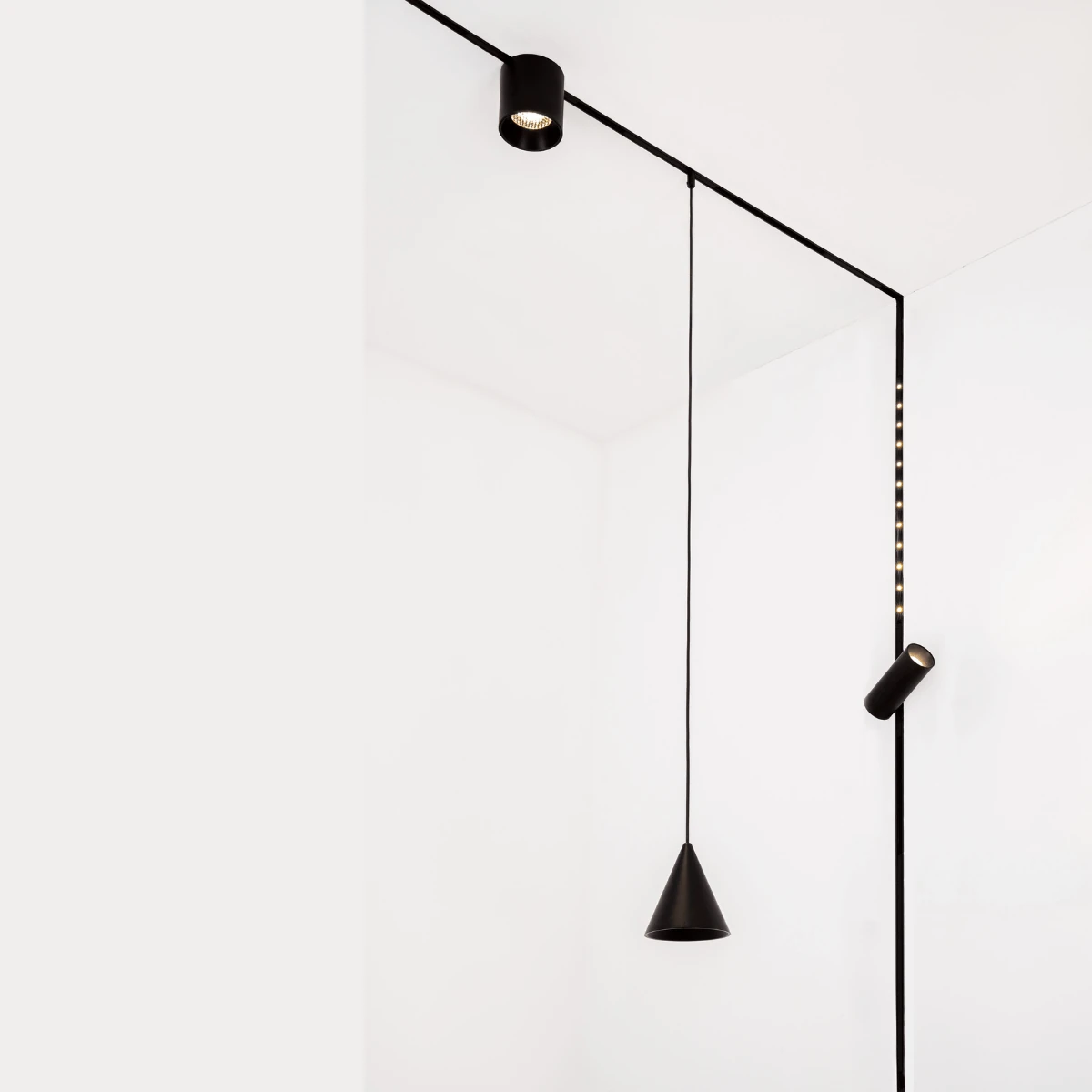 Magnetinis pakabinamas kūgio formos LED šviestuvas 6 W 3000 K, matinė juoda