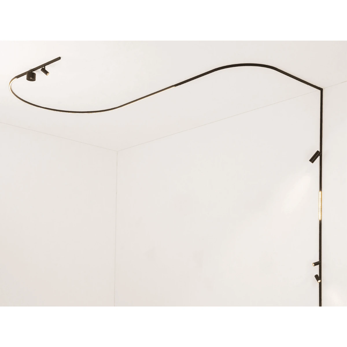 Kryptinis magnetinis LED šviestuvas 5 W 3000 K 30°, smėlio juoda