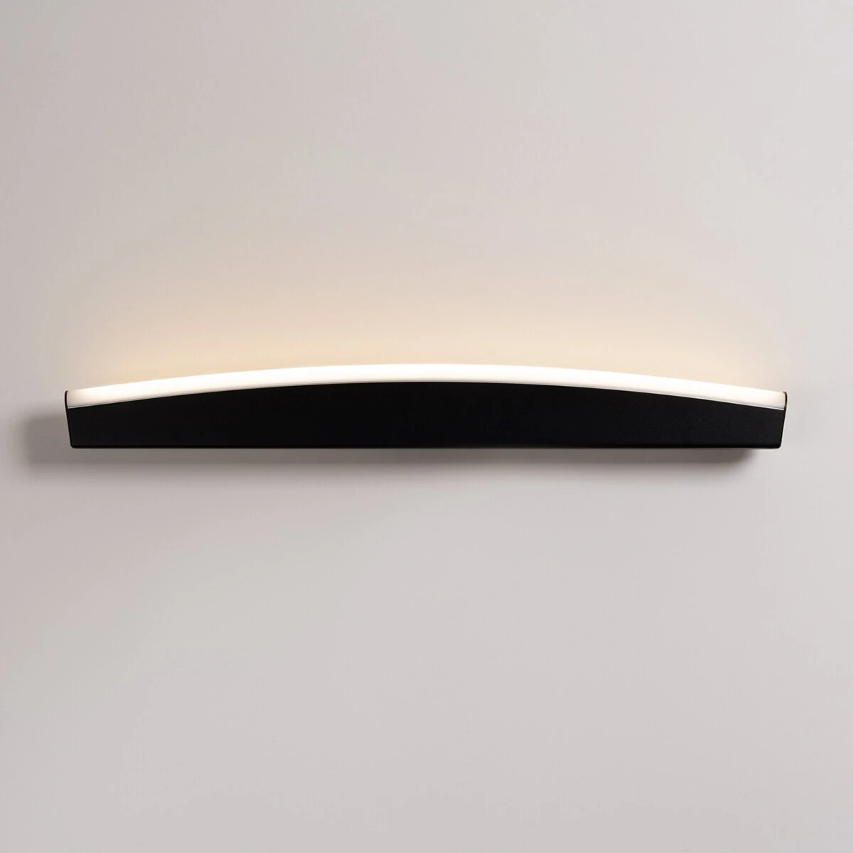 Sieninis šviestuvas 60 cm / 11W – lenkta linija, juodas, šiltas LED
