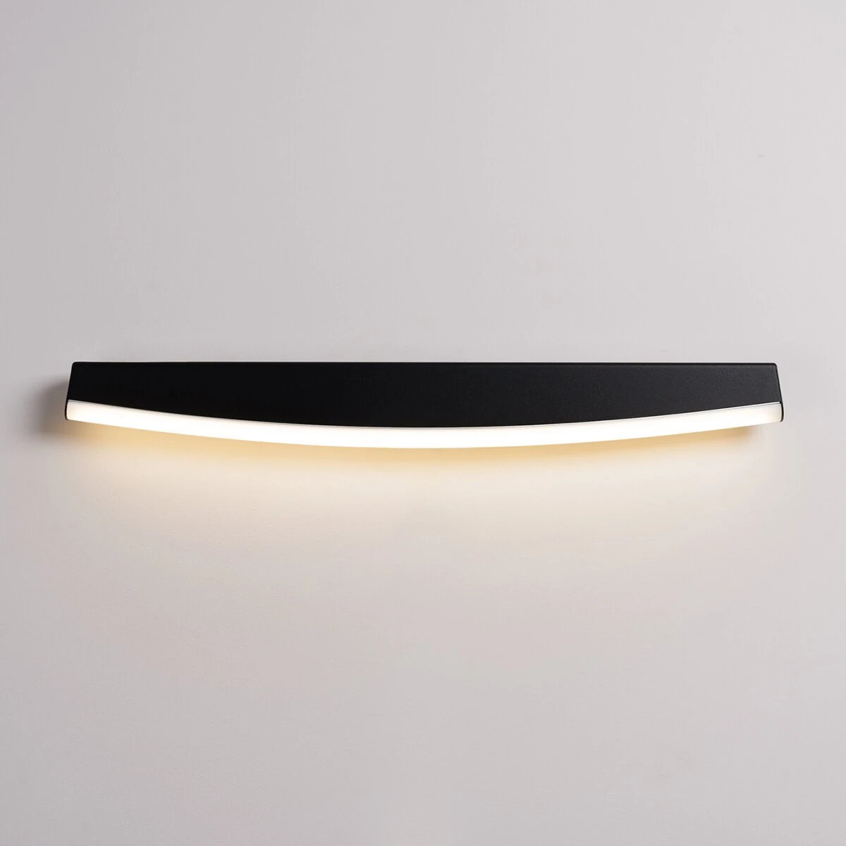 Sieninis šviestuvas 60 cm / 11W – lenkta linija, juodas, šiltas LED