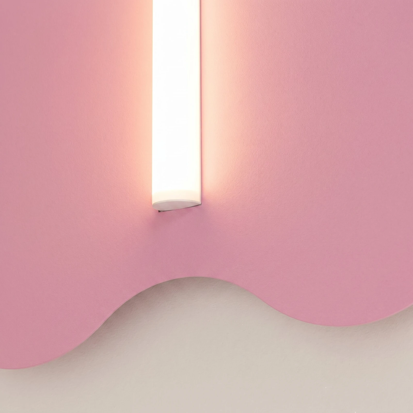 66 cm wall lamp – wavy pink steel backplate, S14d light source