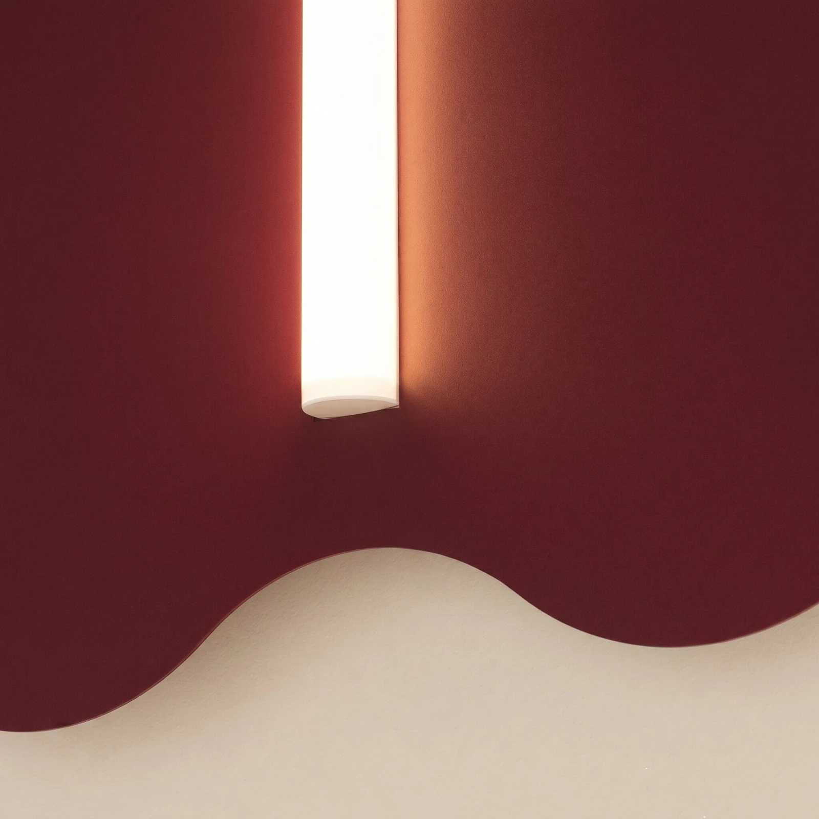 Sieninis šviestuvas 66 cm – banguotas bordo korpusas, S14d LED
