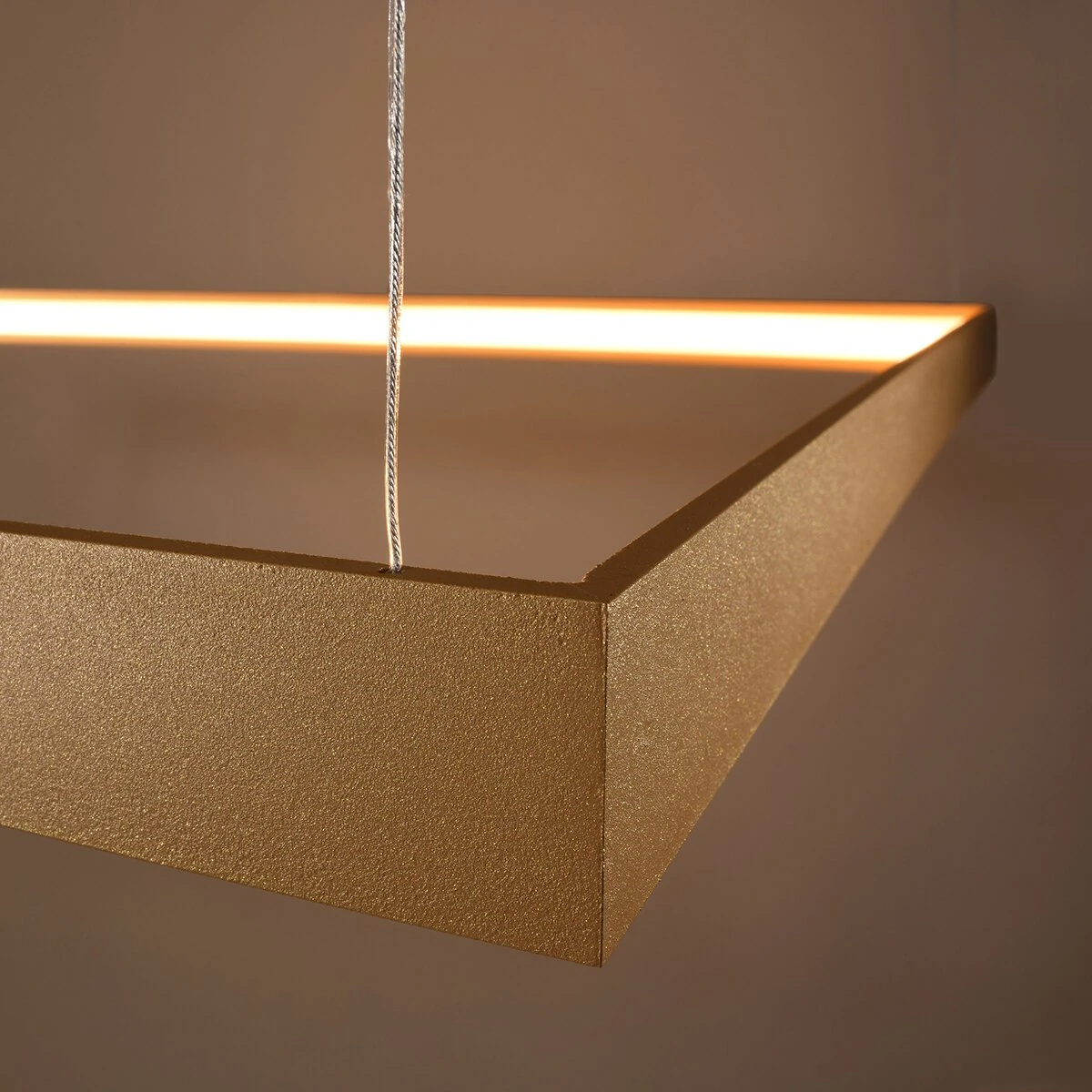 Pakabinamas šviestuvas 48W – kvadratinis, auksinis, CRI93 LED