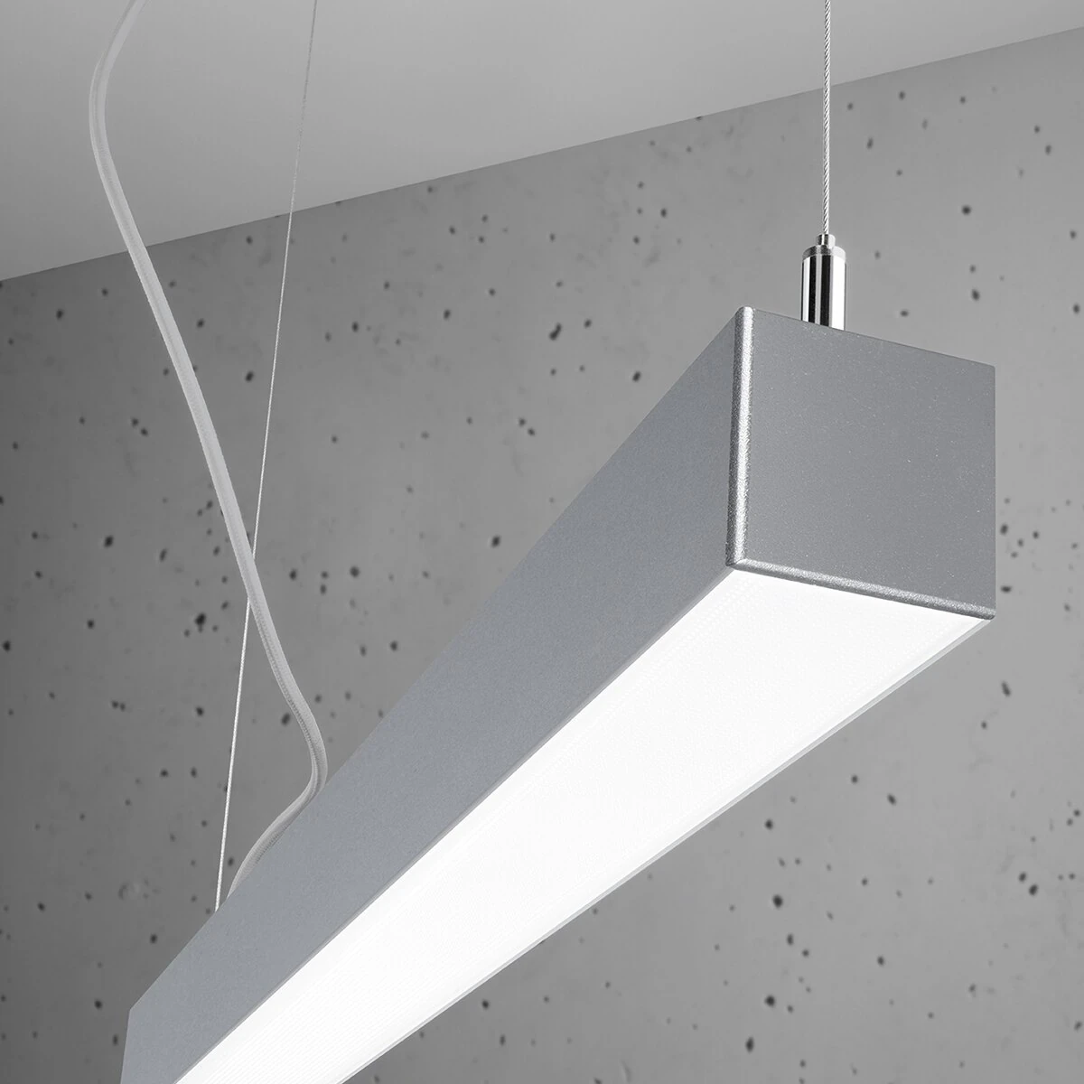 Pakabinamas šviestuvas 67 cm – linijinis, pilkas, šilta LED šviesa