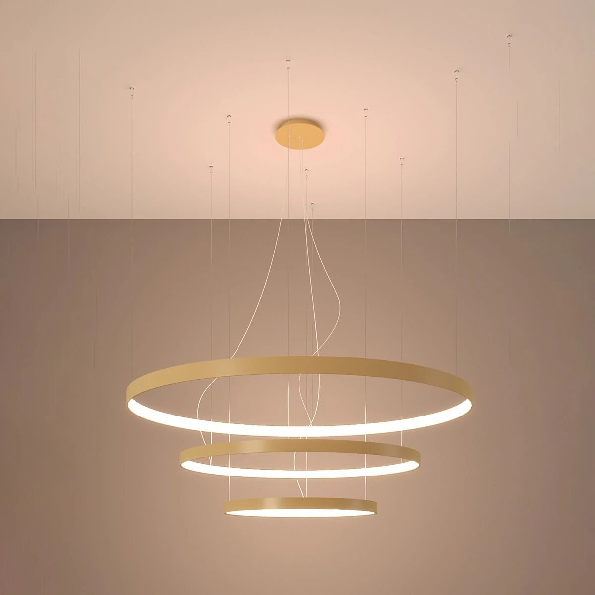 Pakabinamas šviestuvas 100W – trijų žiedų, aukso spalvos, šiltas LED