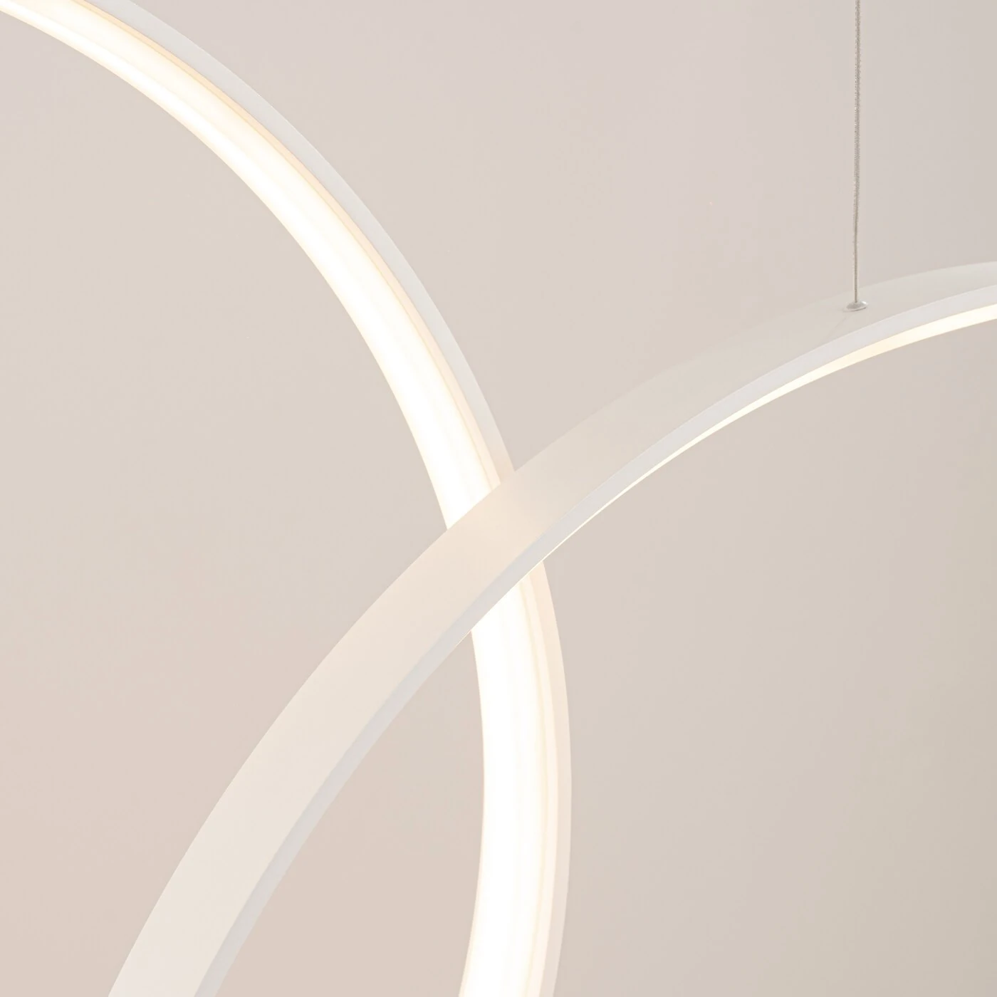 Pakabinamas šviestuvas 173W – 5 žiedai, baltas, šiltai baltas LED