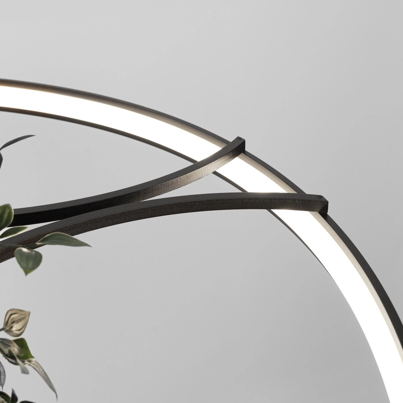 Pakabinamas LED šviestuvas 110 cm – apvalus, juodas, su augalų erdve
