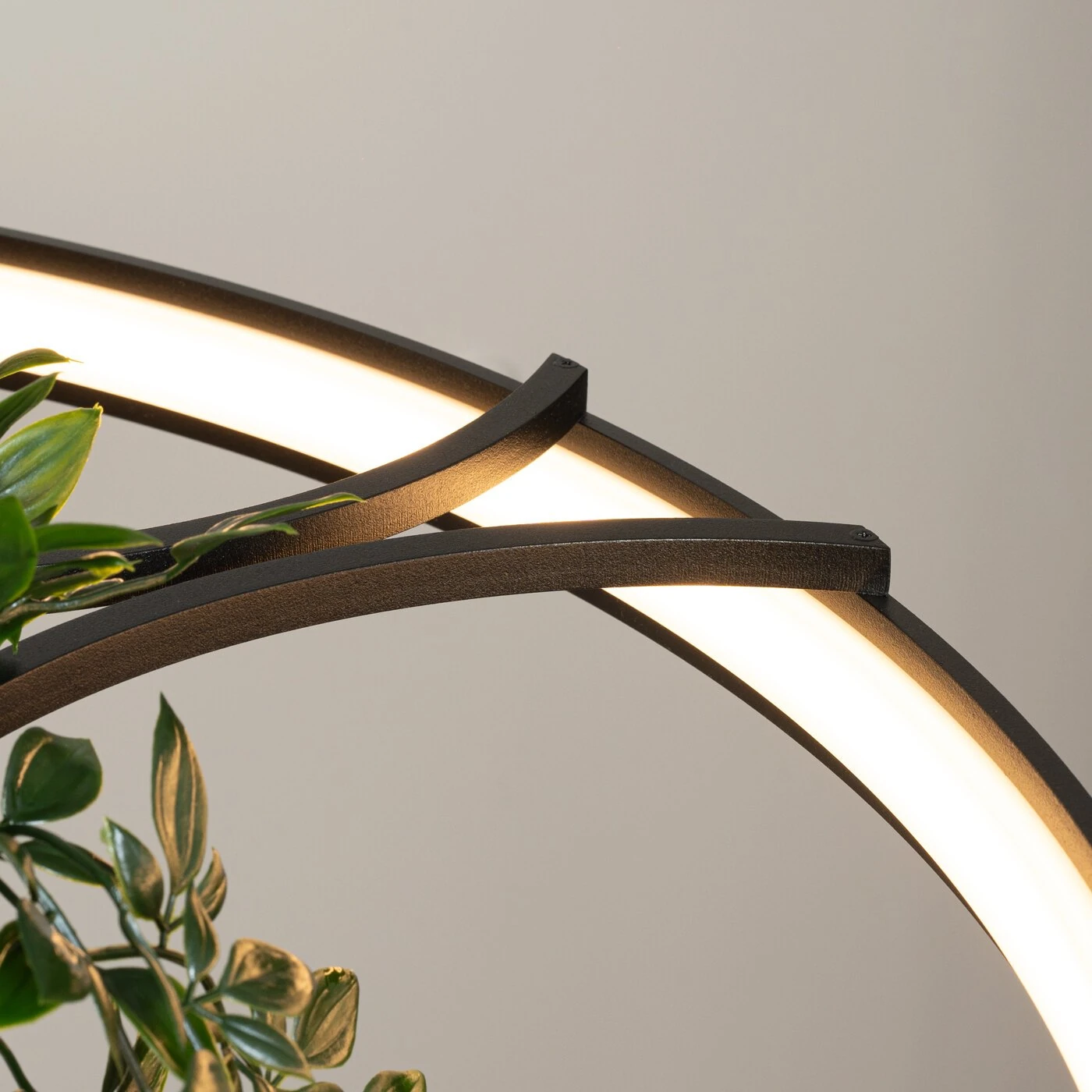 Pendant LED light 33W – round, black, plant-ready design