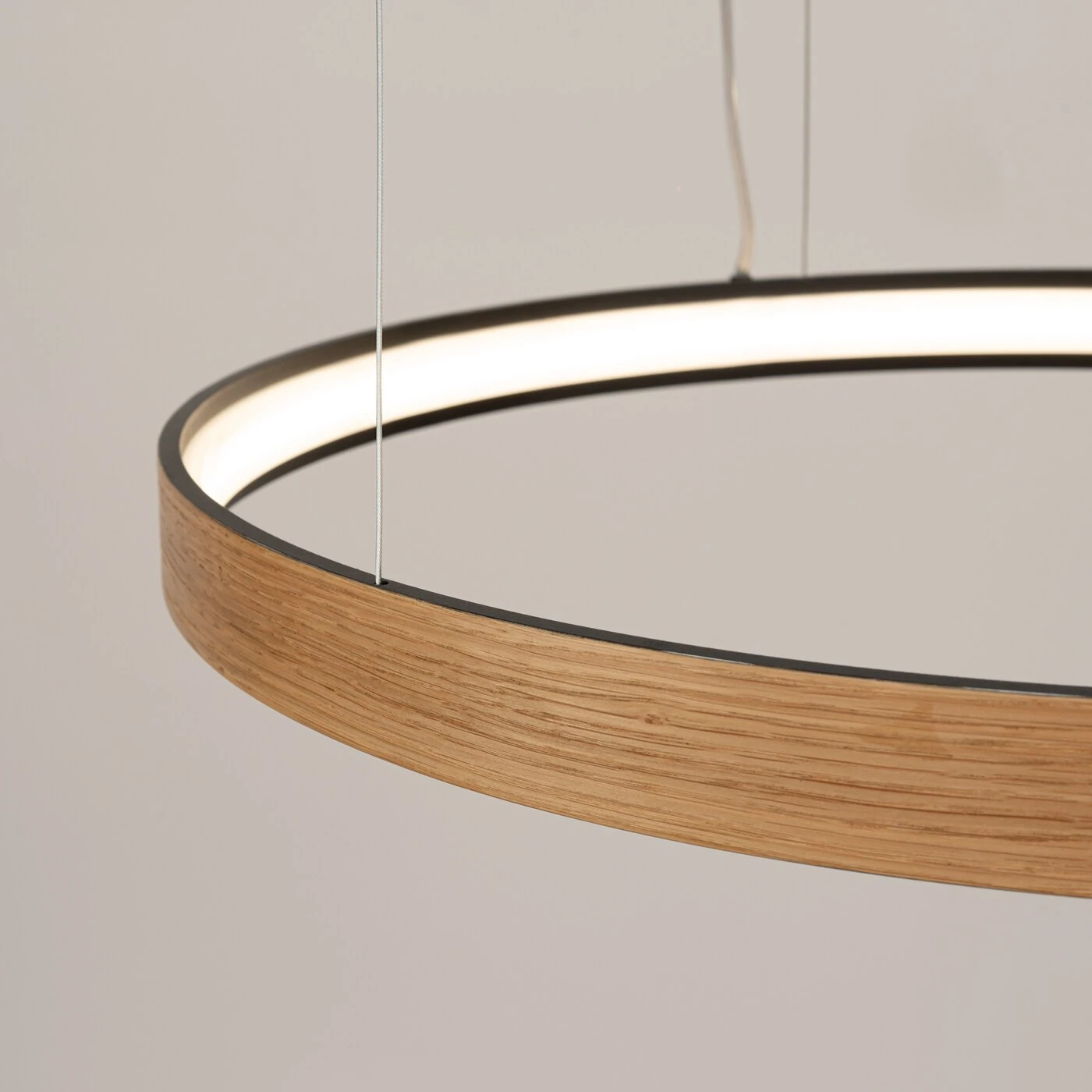 Pakabinamas šviestuvas 79 cm / 33W – apvalus, juodas ir ąžuolo, CRI93