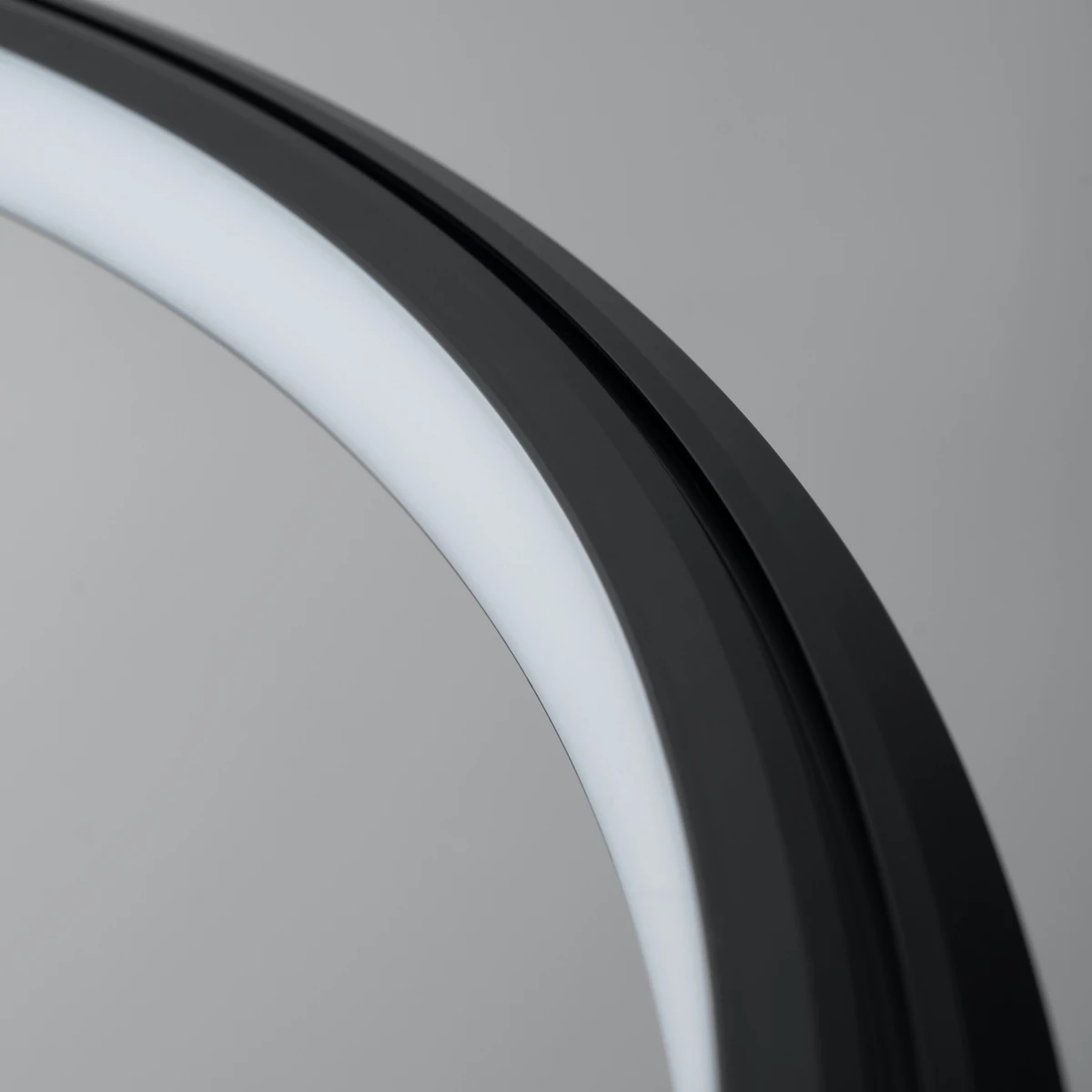 Sietynas 90 cm – apvalus juodas LED žiedas, 3000K