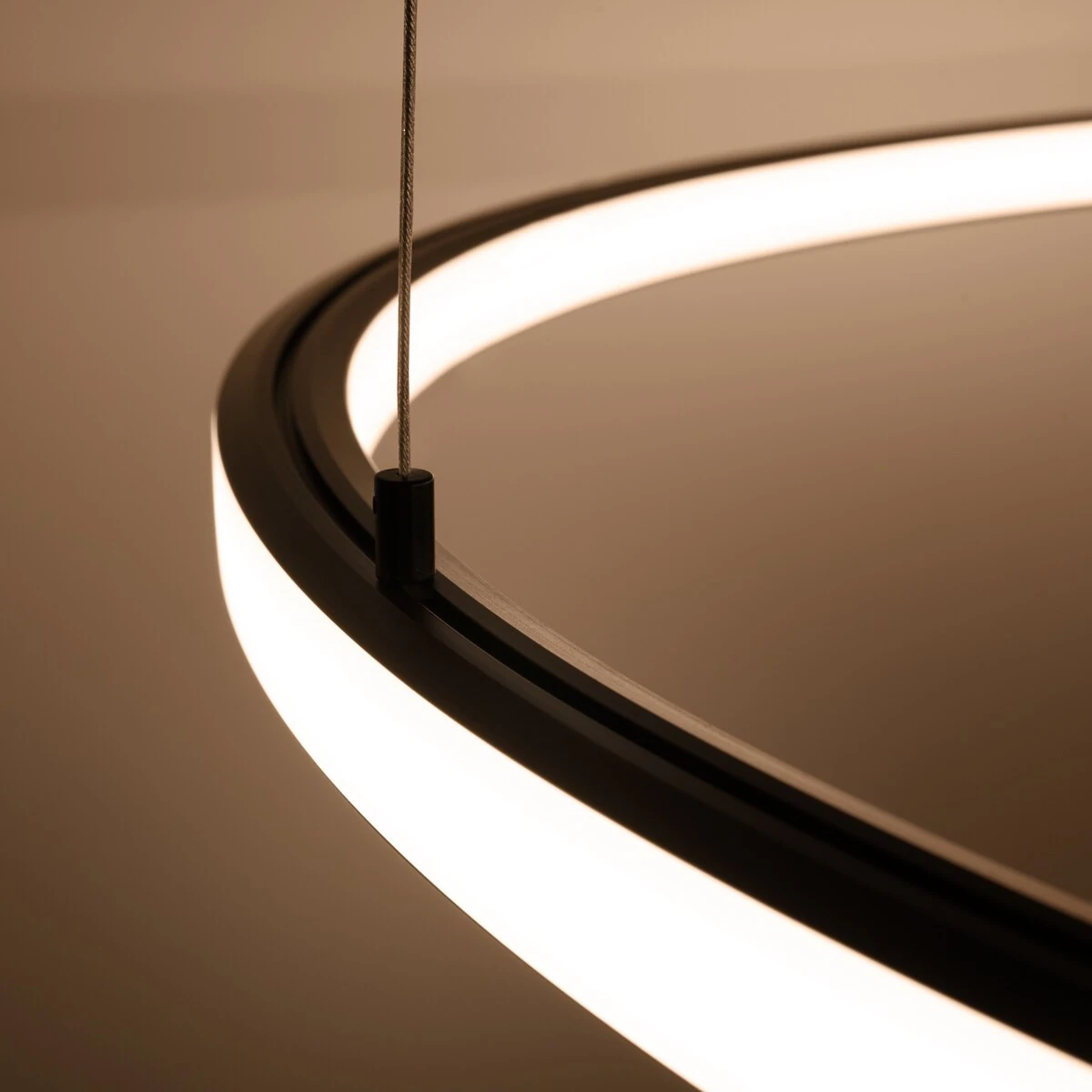 Sietynas 90 cm – apvalus juodas LED žiedas, 3000K