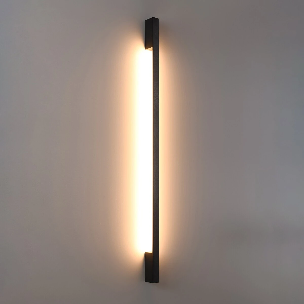 Sieninis šviestuvas 150 cm – linijinis, juodas, šiltas LED apšvietimas