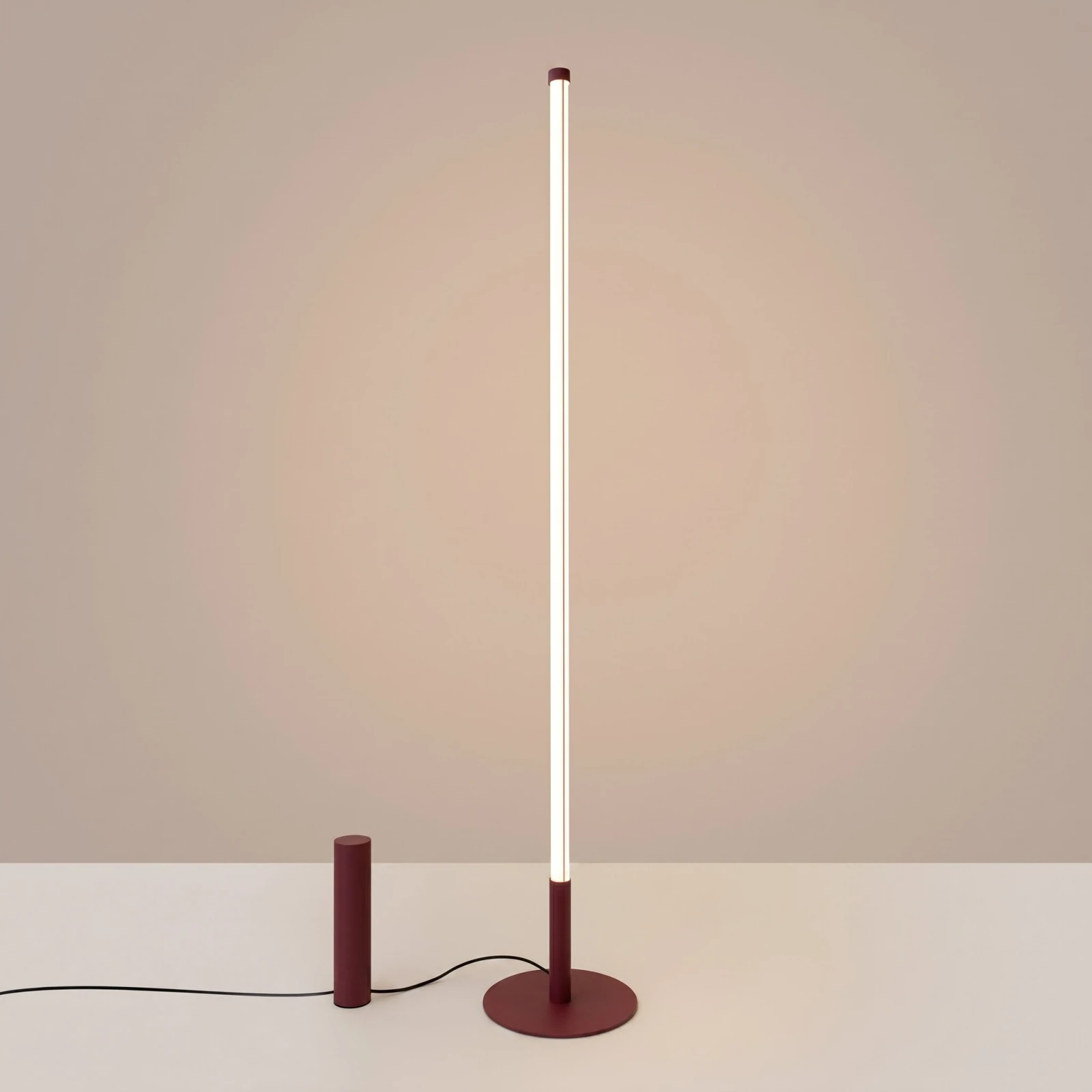 Floor lamp 39W – linear, burgundy, DALI dimmable