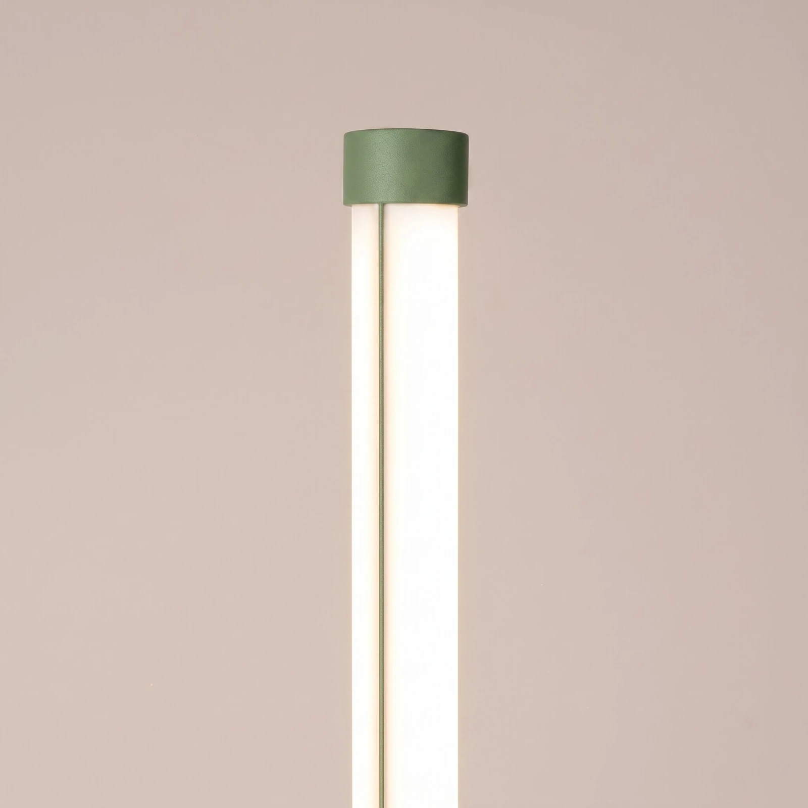 Floor lamp 39W – linear, sage, DALI dimmable