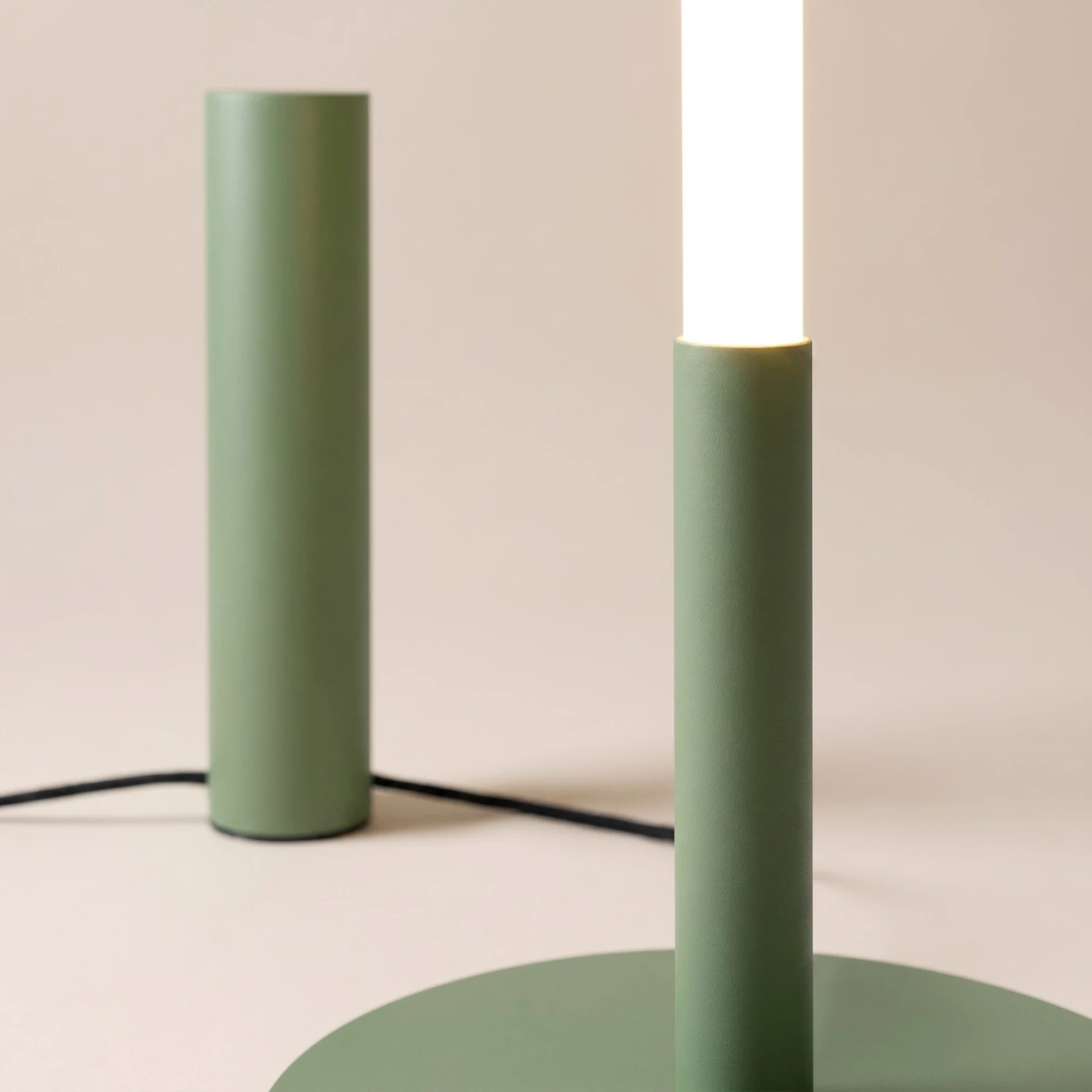 Floor lamp 39W – linear, sage, DALI dimmable
