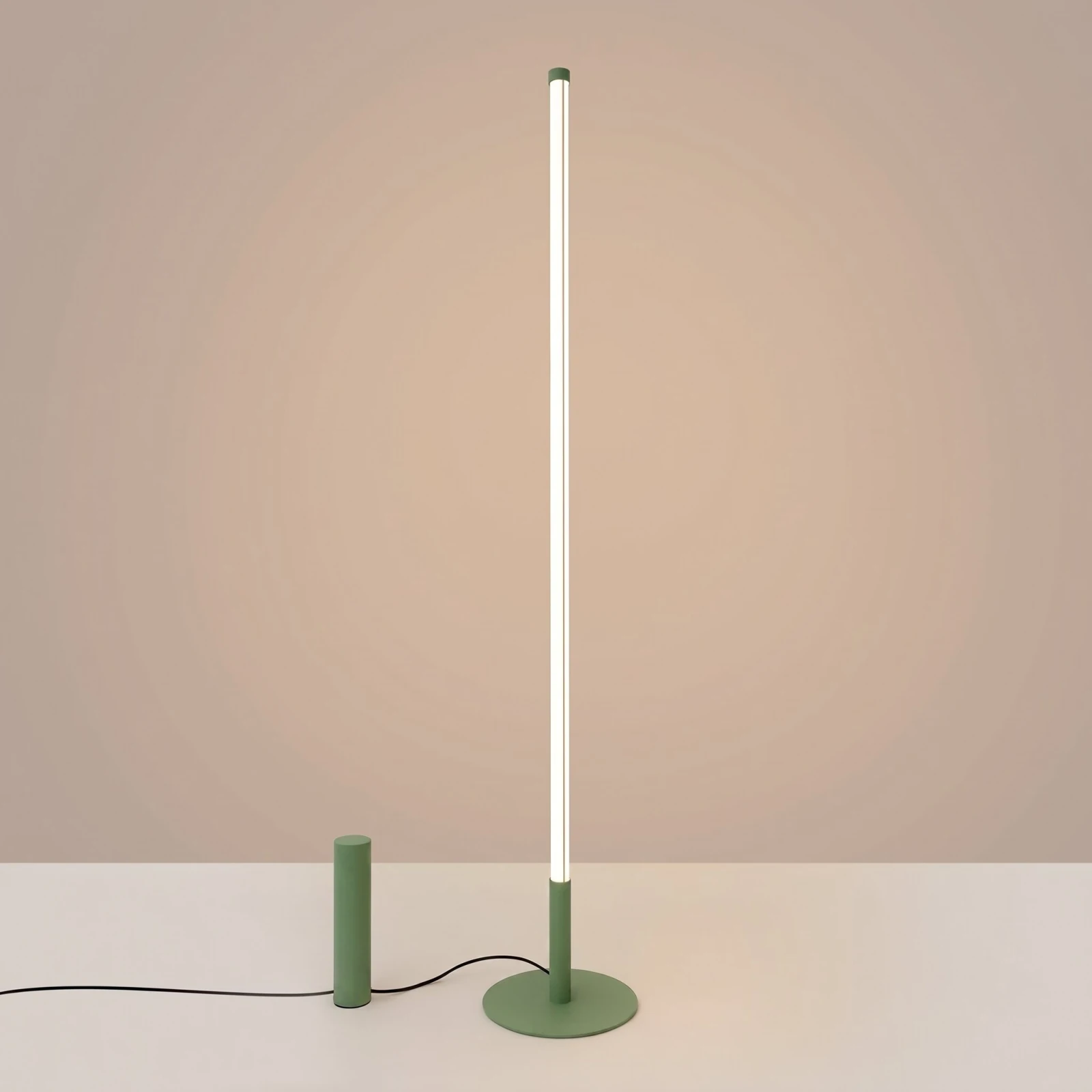 Floor lamp 39W – linear, sage, DALI dimmable