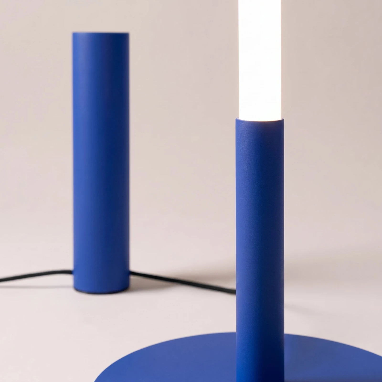 Toršeras 150 cm / 39W – linijinis, ultramarino, dimdomas