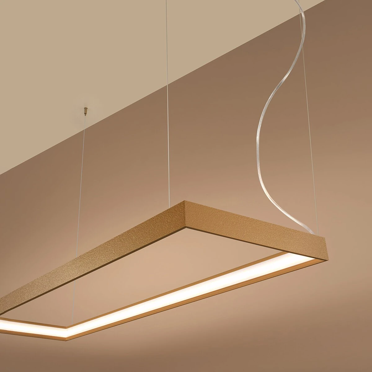 Pakabinamas LED šviestuvas 50W – linijinis, auksinis, CRI93