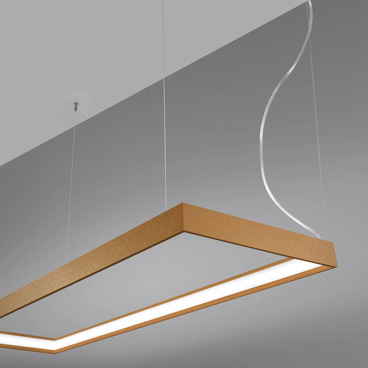 Pakabinamas šviestuvas 130 cm / 50W – linijinis, auksinis, CRI98